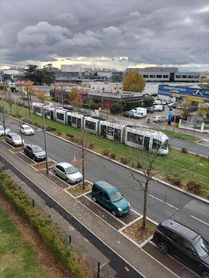 Jolie Appartement Proche Tramway Venissieux Exterior photo